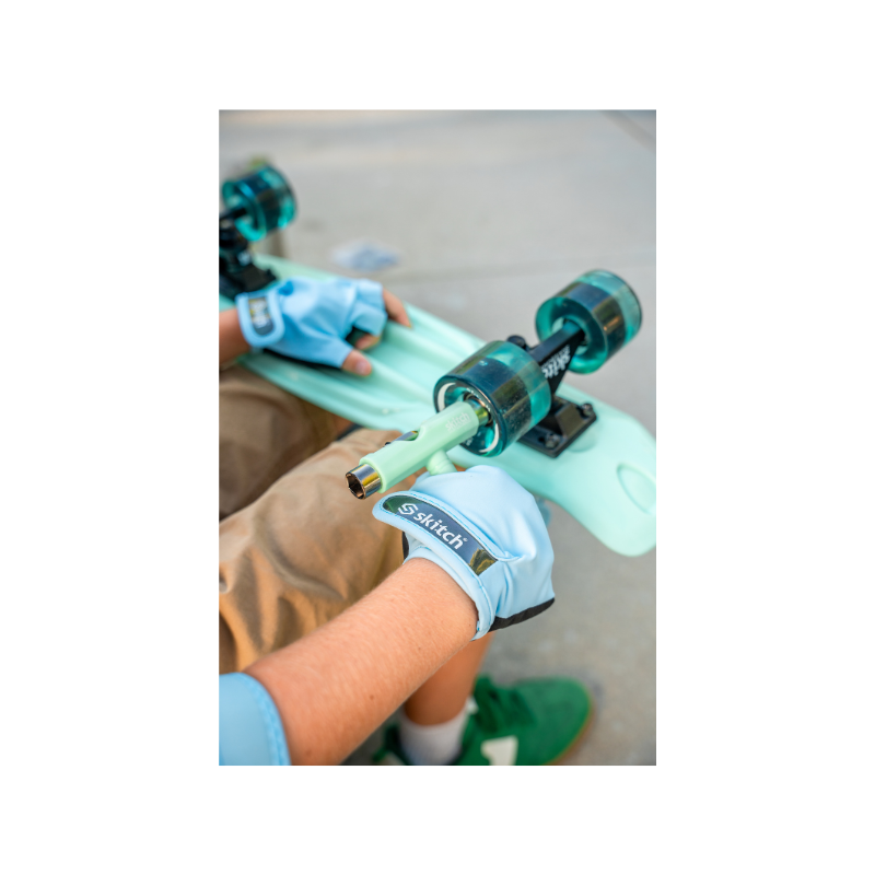SKITCH® LED+ MINT GREEN Skateboard For Kids And Beginners Mini Cruiser Board Gift Set (LED ON/OFF)