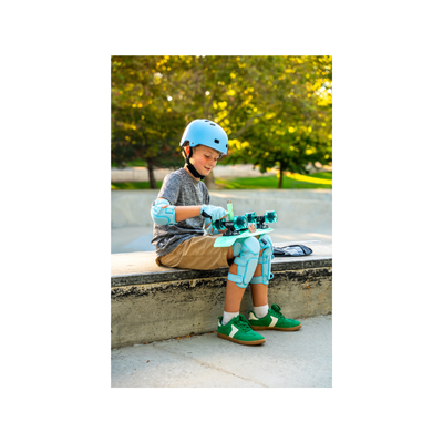 SKITCH® LED+ MINT GREEN Skateboard For Kids And Beginners Mini Cruiser Board Gift Set (LED ON/OFF)
