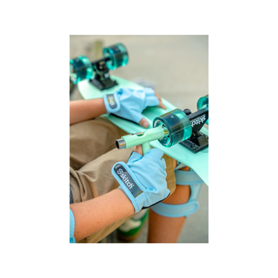 SKITCH® LED+ MINT GREEN Skateboard For Kids And Beginners Mini Cruiser Board Gift Set (LED ON/OFF)